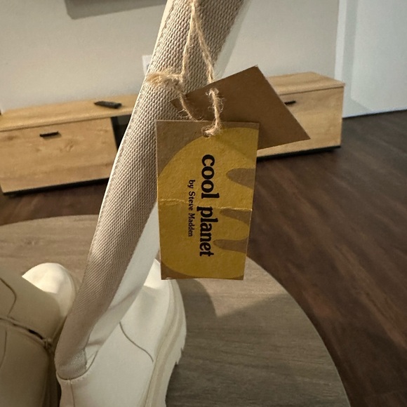 Cool planet Creme colored Steve Madden platform boots. New with tags - Picture 2 of 3